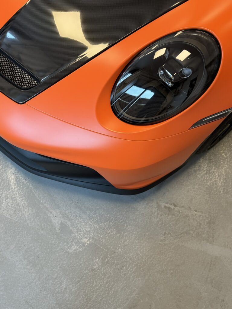  Pose d’un Film PPF Satin sur une Porsche GT3 Orange L’Art de la Protection et du Style